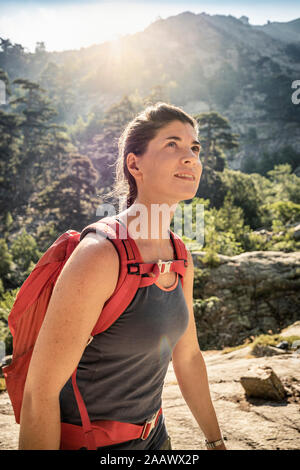 Escursionista femmina durante la camminata, Haute-Corse, Corsica, Francia Foto Stock
