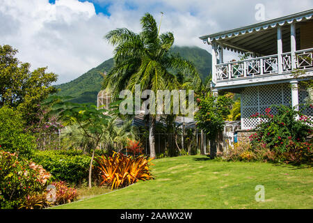 Vista del giardino botanico contro il cielo nuvoloso a Saint Kitts e Nevis, dei Caraibi Foto Stock