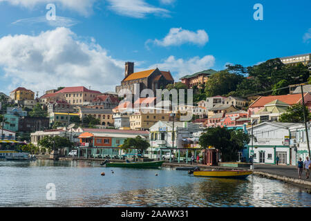 Porto di St Georges contro sky, capitale di Grenada, dei Caraibi Foto Stock