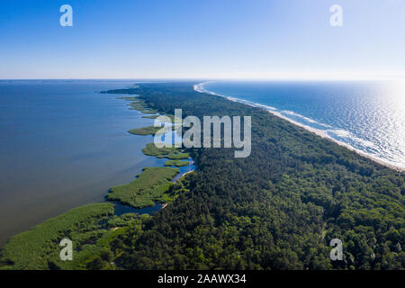 Vista aerea di seascape contro il cielo chiaro durante la giornata di sole, Curonian Spit, Russia Foto Stock