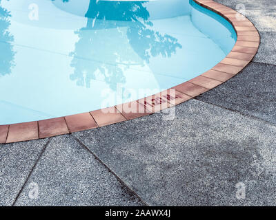 A livello profondo mostrano il numero sul bordo della piscina Foto Stock