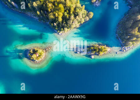 Vista aerea del lago Eibsee con isola Schönbichl e Braxninsel a Grainau, Werdenfelser Land, Alta Baviera, Baviera, Germania Foto Stock