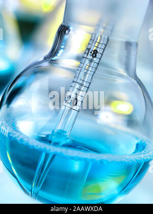 Close-up del campione nel pallone su tavolo in laboratorio Foto Stock