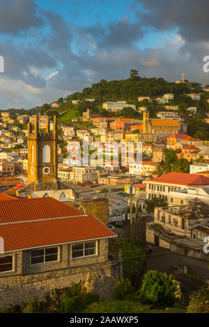 Vista aerea degli edifici di St George Town contro il cielo nuvoloso al tramonto, Grenada, dei Caraibi Foto Stock