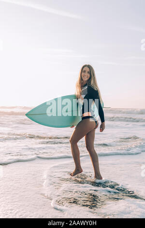 Giovane biondo surfer presso la spiaggia di Sopelana, Spagna Foto Stock