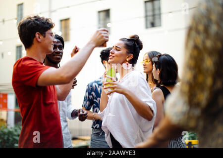 Felice multi-etnico amici divertendosi durante una festa Foto Stock