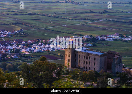 Neustadt an der Weinstrasse: Hambacher Schloss (Hambach Castle), villaggio Diedesfeld, valle del Reno in Weinstraße, Itinerario dei vini tedeschi, Renania-Palatinato, LATO DX Foto Stock
