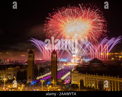 Fuochi d'artificio nella città di Barcellona Foto Stock