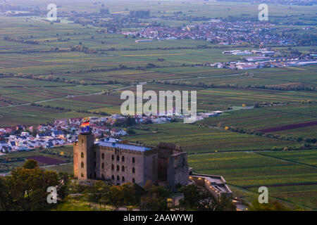 Neustadt an der Weinstrasse: Hambacher Schloss (Hambach Castle), villaggio Diedesfeld, valle del Reno in Weinstraße, Itinerario dei vini tedeschi, Renania-Palatinato, LATO DX Foto Stock