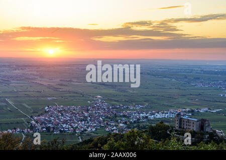 Neustadt an der Weinstrasse: Hambacher Schloss (Hambach Castle), villaggio Diedesfeld, valle del Reno in Weinstraße, Itinerario dei vini tedeschi, Renania-Palatinato, LATO DX Foto Stock
