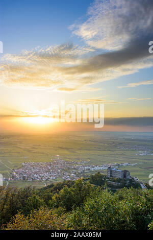 Neustadt an der Weinstrasse: Hambacher Schloss (Hambach Castle), villaggio Diedesfeld, valle del Reno in Weinstraße, Itinerario dei vini tedeschi, Renania-Palatinato, LATO DX Foto Stock