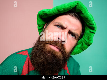 Chi c'è. Picky uomo guardando la fotocamera. Barbuto ELF. Winter Carnival. Il giorno di San Patrizio. Hipster con la barba indossando il costume verde per il partito. Natale ELF. Concetto di Elf. Tradizioni e costumi. Foto Stock