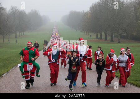 Windsor, Regno Unito. 24 Novembre, 2019. Divertimento corridori vestiti da Babbo Natale e la sua renna prendere parte nel 2019 Windsor Santa Dash sulla lunga passeggiata in Windsor Great Park in aiuto del Alexander Devine ricovero per bambini. Credito: Mark Kerrison/Alamy Live News Foto Stock