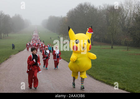 Windsor, Regno Unito. 24 Novembre, 2019. Pikachu unisce divertimento corridori vestiti da Babbo Natale in 2019 Windsor Santa Dash sulla lunga passeggiata in Windsor Great Park in aiuto del Alexander Devine ricovero per bambini. Credito: Mark Kerrison/Alamy Live News Foto Stock