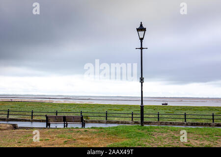 Banco da lavoro con lampada Posta sulla costa di Fylde a Lytham St Annes LANCASHIRE REGNO UNITO Foto Stock