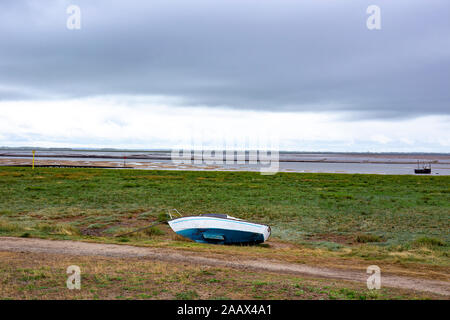 Barca sulla costa di Fylde a Lytham St Annes LANCASHIRE REGNO UNITO Foto Stock
