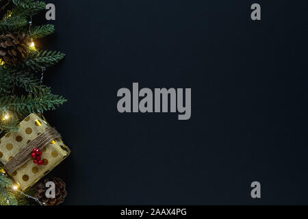 Bella nero lo sfondo di Natale con un sacco di spazio per il testo Foto Stock