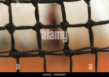 Tennis corte rossa con il grigio net Foto Stock