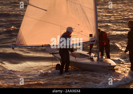 Barca a vela dinghy sullo scalo di Clevedon Foto Stock