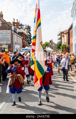 La Dutch Trommelfluit Marching Band lungo la strada principale durante la sfilata a Faversham Hop Festival. Vestito nel XVII secolo uniformi di colore arancione. Foto Stock