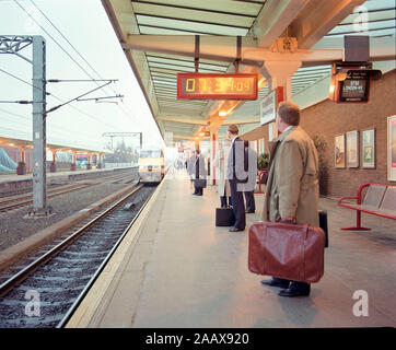 Pendolari a Wakefield stazione ferroviaria nel 1994, West Yorkshire, nell'Inghilterra del Nord, Regno Unito, con nuovo 225 Inter City treni Foto Stock