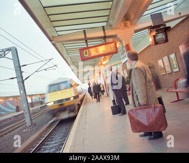 Pendolari a Wakefield stazione ferroviaria nel 1994, West Yorkshire, nell'Inghilterra del Nord, Regno Unito, con nuovo 225 Inter City treni Foto Stock