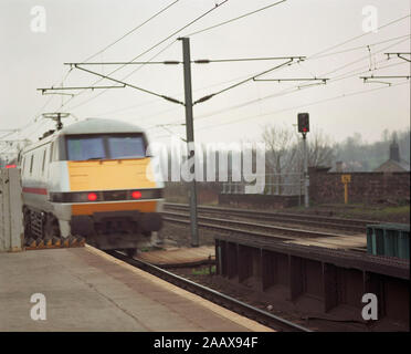 Pendolari a Wakefield stazione ferroviaria nel 1994, West Yorkshire, nell'Inghilterra del Nord, Regno Unito, con nuovo 225 Inter City treni Foto Stock