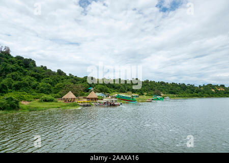 River safari wildlife tours in barca al di sotto della stazione Myewa Safari Lodge sul canale Kazinga dal Lago Edward nel Queen Elizabeth National Park, Uganda occidentale Foto Stock