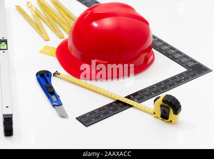 Foto del casco e strumenti per la costruzione di disegni ed edifici Foto Stock
