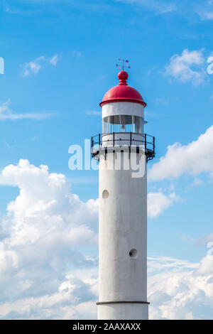 Mattone faro bianco con parte superiore rossa contro il cielo blu con nuvole in Hellevoetsluis, Paesi Bassi Foto Stock