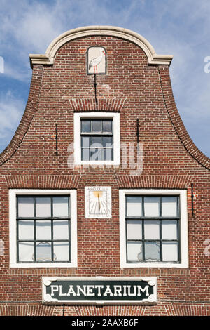La facciata anteriore di Eise Eisinga planetarium house di Franeker, Friesland, Paesi Bassi Foto Stock