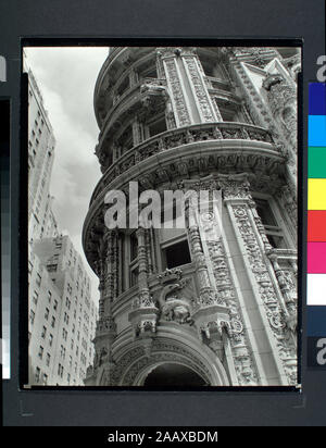 Facciata- Alwyn corte, 174-182 West 58th Street e 911-917 Settima Avenue, Manhattan guardando il terra cotta facciata di Alwyn Court Apartments, compresi salamander, altre figure; grande edificio attraverso 58th Street. Citazione/Riferimento: CNY# 283a Codice: I.A.2.; facciata: Alwyn corte, 174-182 West 58th Street e 911-917 Settima Avenue, Manhattan. Foto Stock
