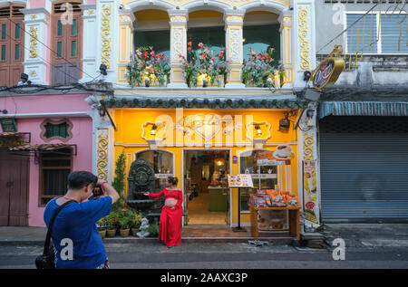 Un Cinese turista femminile in posa per una foto in Soi (Rommani Romanni / Romannee) nell'area della Città Vecchia di Phuket Town, Phuket, Tailandia Foto Stock