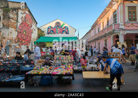 Le bancarelle del mercato e ai visitatori la strada a piedi domenica Mercato in Thalang Road / Rommani Soi nell'area della Città Vecchia di Phuket Town, Phuket, Tailandia Foto Stock