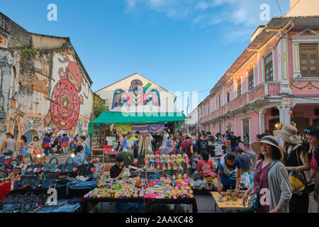 Le bancarelle del mercato e ai visitatori la strada a piedi domenica Mercato in Thalang Road / Rommani Soi nell'area della Città Vecchia di Phuket Town, Phuket, Tailandia Foto Stock