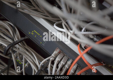 I server montati su rack in una sala server, chiudere fino Foto Stock