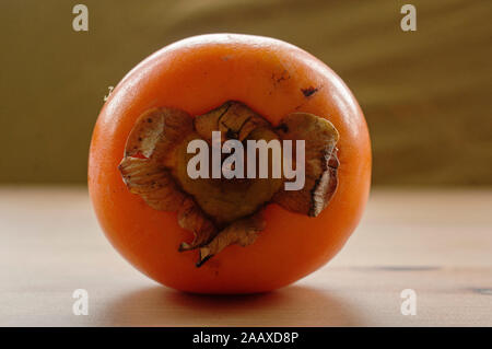 Close-up di persimmon frutta (vaniglia kaki, noto anche come Sharon frutta). Questo autunno del frutto è mangiato sbucciate e è dolce e morbida all'interno. Foto Stock