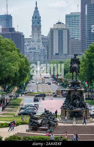 La statua di George Washington guarda giù Benjamin Franklin Parkway verso la statua di William Penn in cima al Municipio. Foto Stock