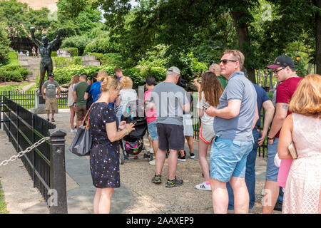 La gente in coda per avere le loro foto scattata a A. Thomas Schomberg della statua di Rocky a Philadelphia Museum of Art Foto Stock