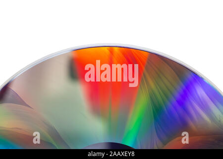 Parte di incrinature del disco DVD con multi-colored reflections, su uno sfondo bianco, isolato Foto Stock