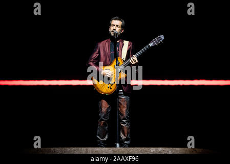 Torino, Italia. 23 Nov, 2019. Il cantante italiano e il cantautore Daniele Silvestri esegue a Torino durante il suo 'La terra dal vivo sotto i piedi" tour indoor 2019 (foto di Alessandro Bosio/Pacific Stampa) Credito: Pacific Press Agency/Alamy Live News Foto Stock