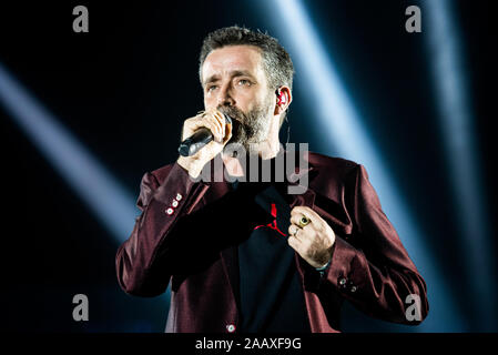 Torino, Italia. 23 Nov, 2019. Il cantante italiano e il cantautore Daniele Silvestri esegue a Torino durante il suo 'La terra dal vivo sotto i piedi" tour indoor 2019 (foto di Alessandro Bosio/Pacific Stampa) Credito: Pacific Press Agency/Alamy Live News Foto Stock