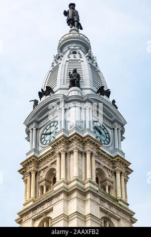 Alexander Milne Calder's 1894 37' statua in bronzo di William Penn si siede in cima a Philadelphia Municipio della Città torre Foto Stock