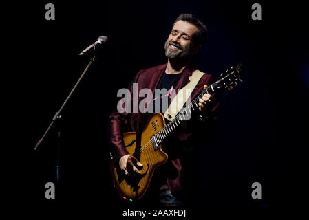 Torino, Italia. 23 Nov, 2019. Il cantante italiano e il cantautore Daniele Silvestri esegue a Torino durante il suo 'La terra dal vivo sotto i piedi" tour indoor 2019 (foto di Alessandro Bosio/Pacific Stampa) Credito: Pacific Press Agency/Alamy Live News Foto Stock