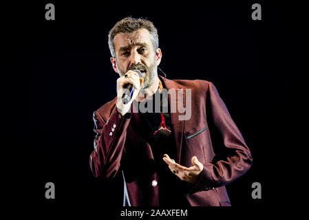 Torino, Italia. 23 Nov, 2019. Il cantante italiano e il cantautore Daniele Silvestri esegue a Torino durante il suo 'La terra dal vivo sotto i piedi" tour indoor 2019 (foto di Alessandro Bosio/Pacific Stampa) Credito: Pacific Press Agency/Alamy Live News Foto Stock