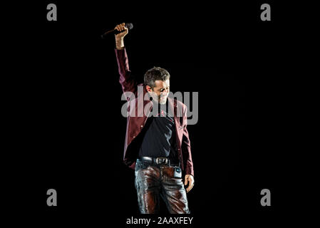 Torino, Italia. 23 Nov, 2019. Il cantante italiano e il cantautore Daniele Silvestri esegue a Torino durante il suo 'La terra dal vivo sotto i piedi" tour indoor 2019 (foto di Alessandro Bosio/Pacific Stampa) Credito: Pacific Press Agency/Alamy Live News Foto Stock