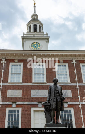 Una copia di Giuseppe una Bailly originale della statua di George Washington nella parte anteriore del campanile, la guglia e mattoni rossi facciata georgiana di Independence Hall. Foto Stock