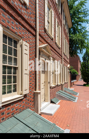 Storico case di riga su Walnut Street, Philadelphia, risalente al 1770 Foto Stock