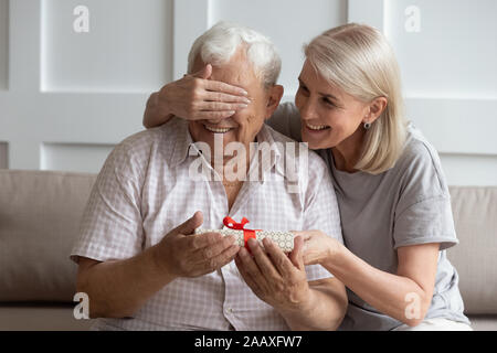 Felice amorevole moglie congratulandosi con il marito con il compleanno. Foto Stock