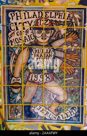 Un piastrellate poster pubblicitari il 1998 Philadelphia città del mosaico, sulla parete della galleria in Philadelphia magico giardino di South Street. Foto Stock